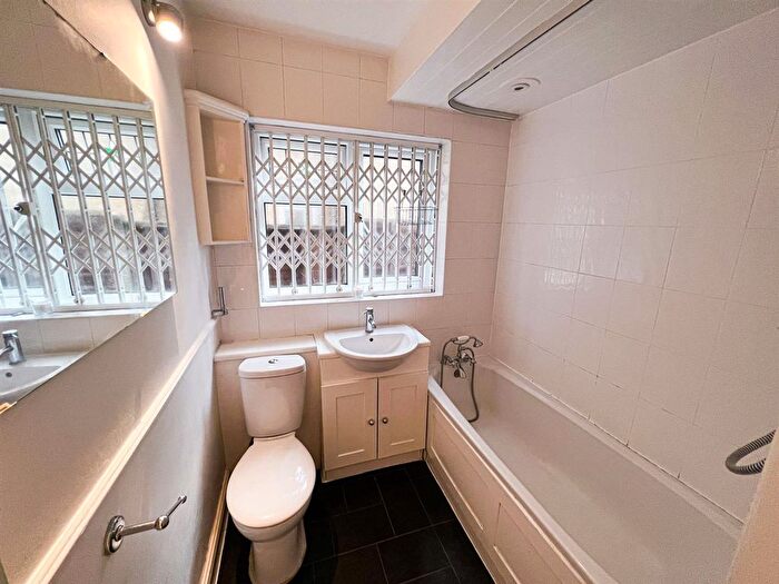 2 Bedroom Flat To Rent In Connaught Avenue, London, E4