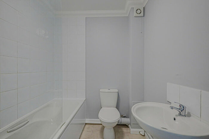2 Bedroom Apartment For Sale In Shirley Road, Leigh-on-sea, SS9