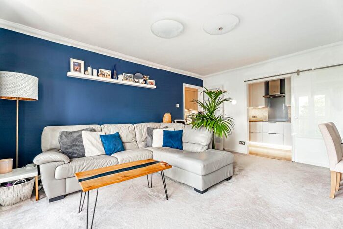 2 Bedroom Apartment For Sale In Park View Close, St. Albans, Hertfordshire, AL1