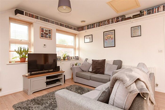 1 Bedroom Flat For Sale In Croydon Road, Caterham, Surrey, CR3