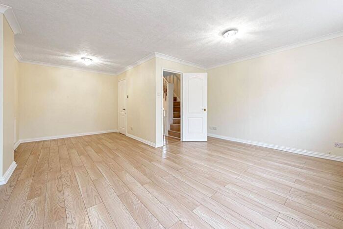 4 Bedroom House For Sale In Highgrove Close, Friern Barnet, London, N11