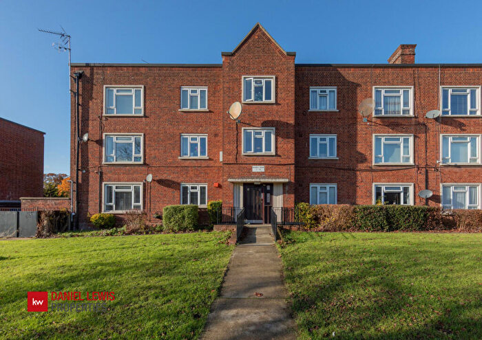 2 Bedroom Flat For Sale In Valley Hill, Loughton, IG10