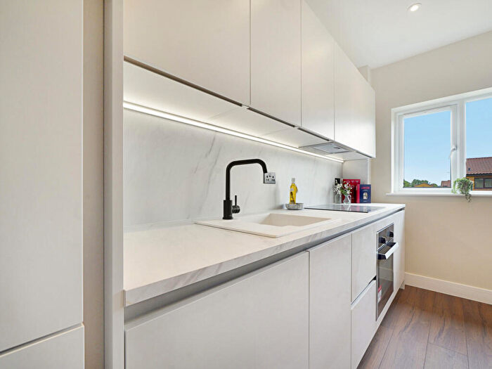 1 Bedroom Apartment For Sale In Cornmow Drive, London, NW10