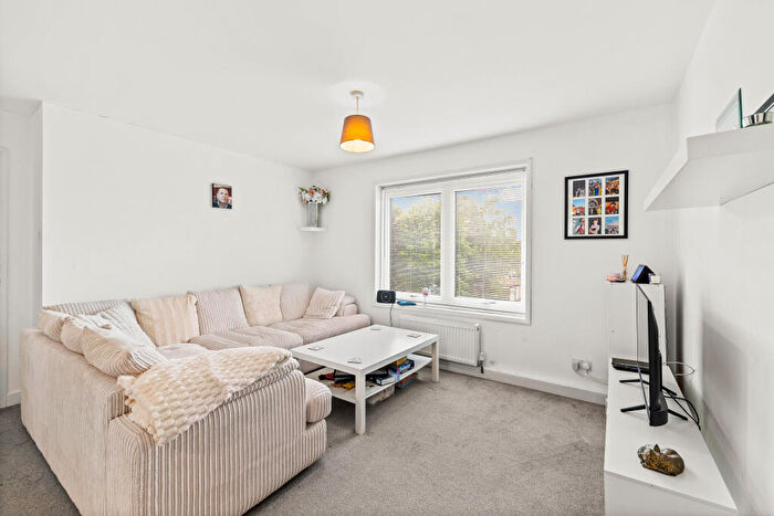3 Bedroom Apartment For Sale In Ref: Gk - Somers Close, Reigate, RH2