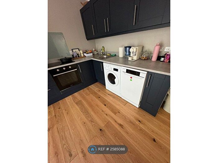 2 Bedroom Flat To Rent In Weathersfield Court, London, SE9