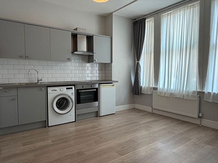 Studio To Rent In Crescent Road, Turnpike Lane, N15