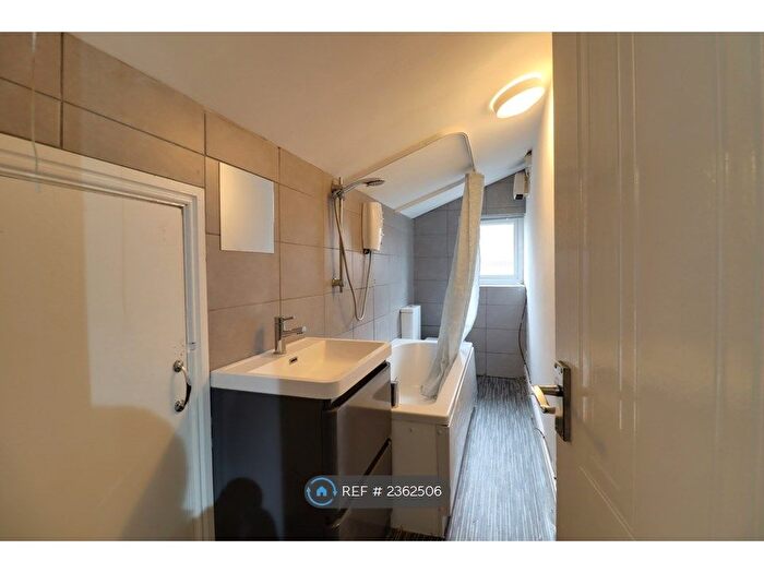 2 Bedroom Flat To Rent In Barrington Road, Altrincham, WA14