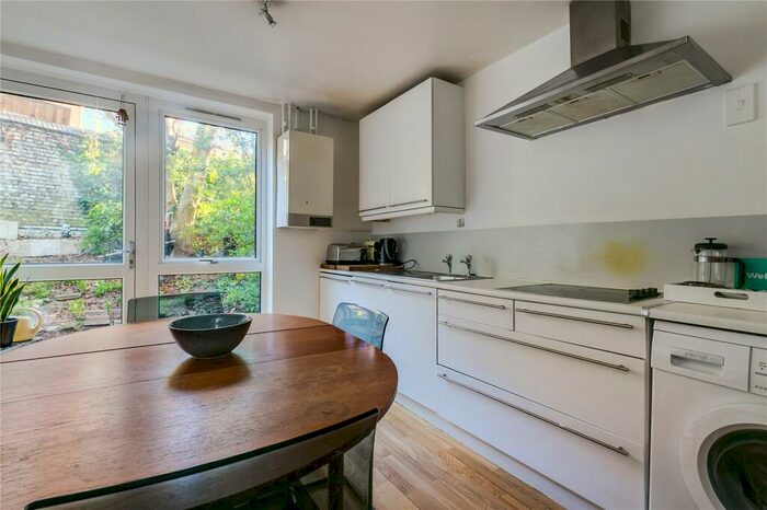 3 Bedroom Apartment To Rent In Conistone Way, Islington, N7
