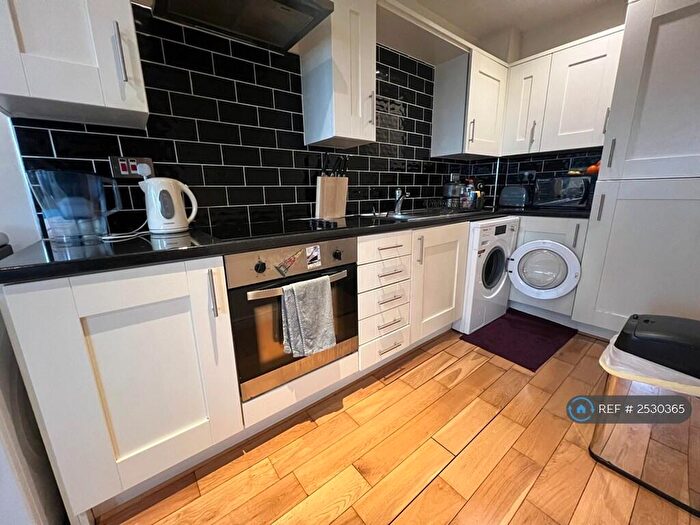 2 Bedroom Flat To Rent In Richardshaw Lane, Pudsey, LS28