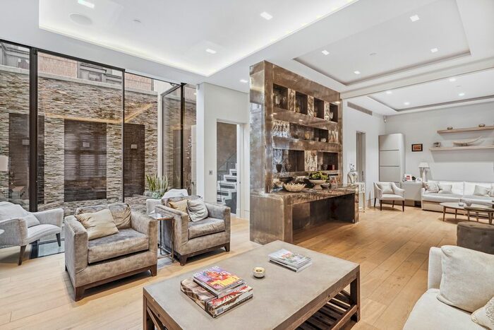 2 Bedroom Mews To Rent In Ennismore Gardens Mews, Knightsbridge, SW7