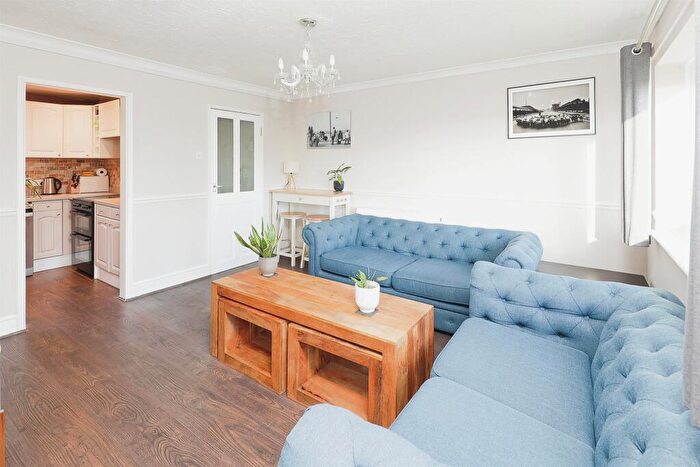 2 Bedroom Flat For Sale In Meadow Drive, Hampton-In-Arden, Solihull, B92