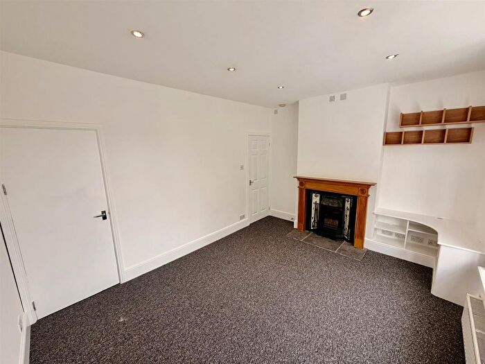 2 Bedroom Flat To Rent In A Alcester Road, Studley, B80