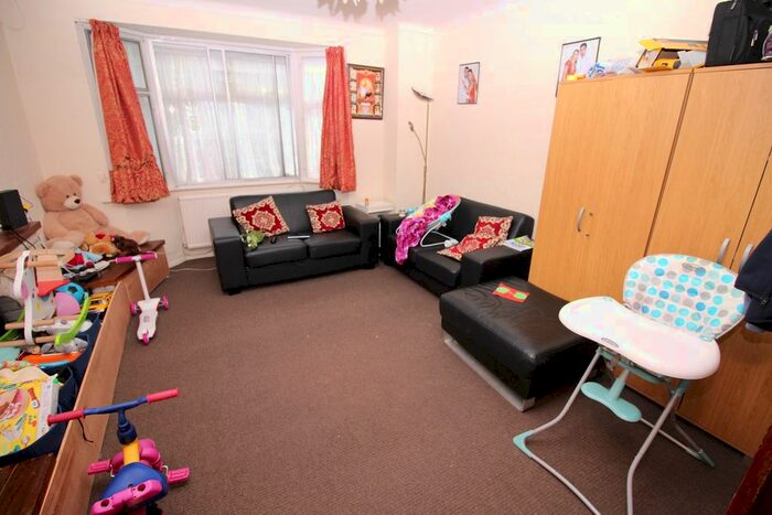 3 Bedroom Semi-Detached House To Rent In Hogarth Gardens, Hounslow, TW5