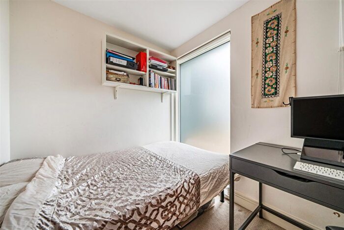 2 Bedroom Flat For Sale In Clarence Walk, Clapham, SW4