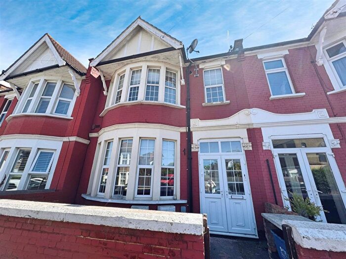 2 Bedroom Flat To Rent In Southbourne Grove, Westcliff-On-Sea, SS0