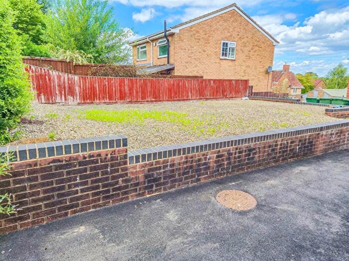 1 Bedroom Flat To Rent In High Street, Cam, GL11