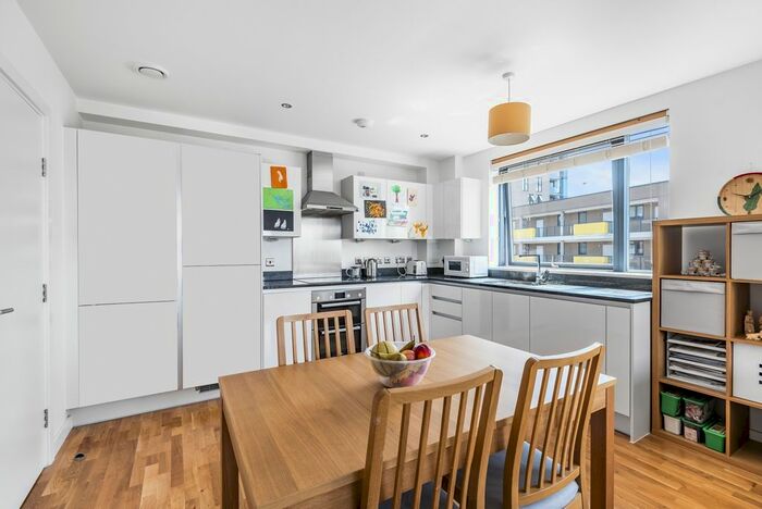 2 Bedroom Flat To Rent In Larkwood Avenue, London, SE10