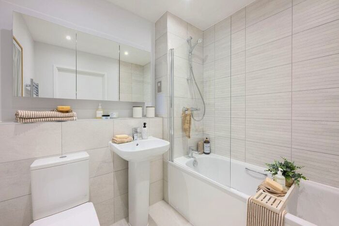 2 Bedroom Flat For Sale In Pier Way, London, SE28