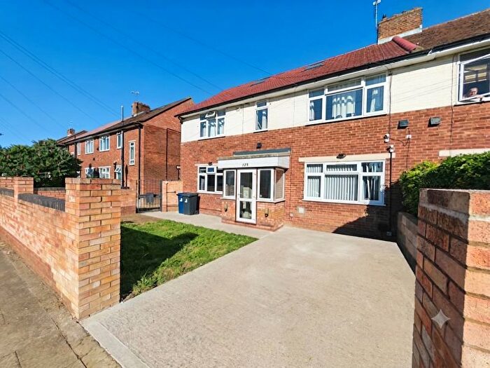 2 Bedroom Maisonette For Sale In Islip Manor Road, Northolt, UB5