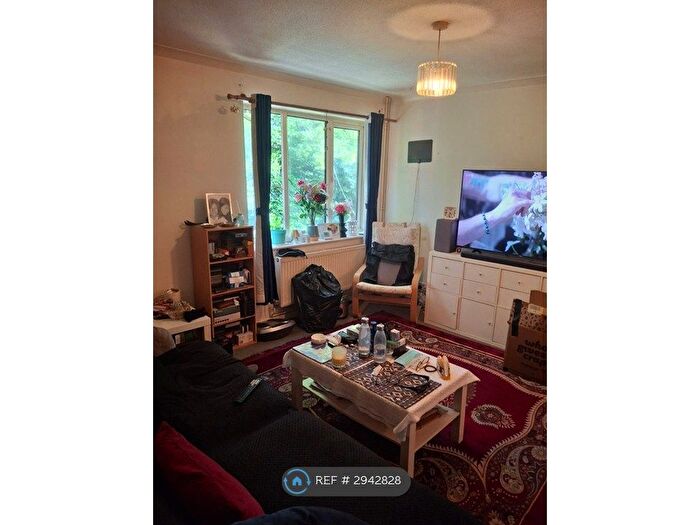 1 Bedroom Maisonette To Rent In Millstream Close, Hitchin, SG4