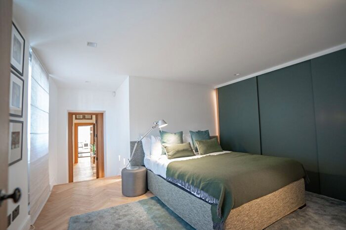 2 Bedroom Flat To Rent In Cadogan Square, London, SW1X