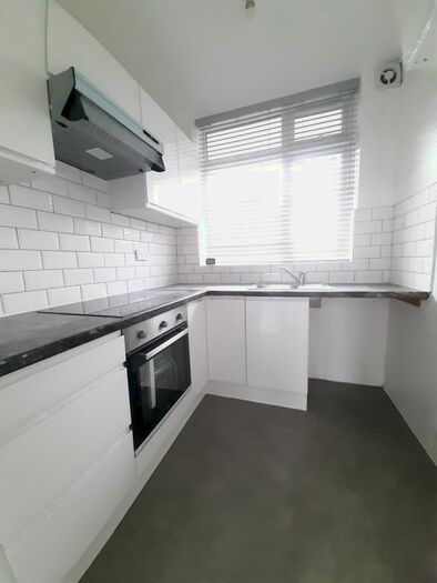 2 Bedroom Flat To Rent In Angel Close, Edmonton, N18