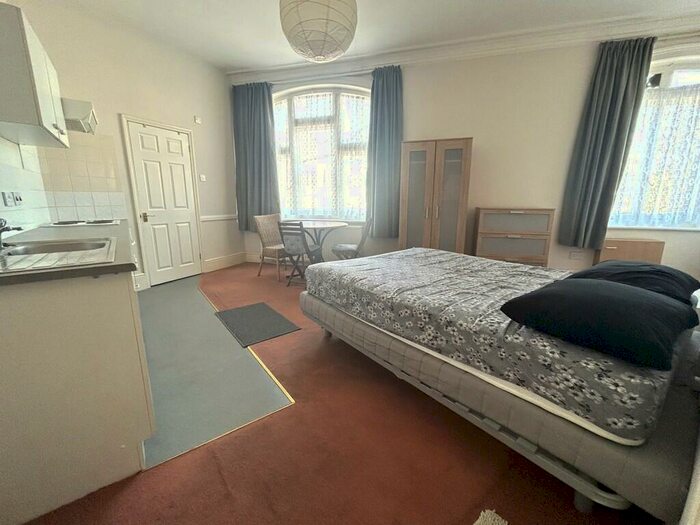 Studio To Rent In White Hart Lane, London, N17