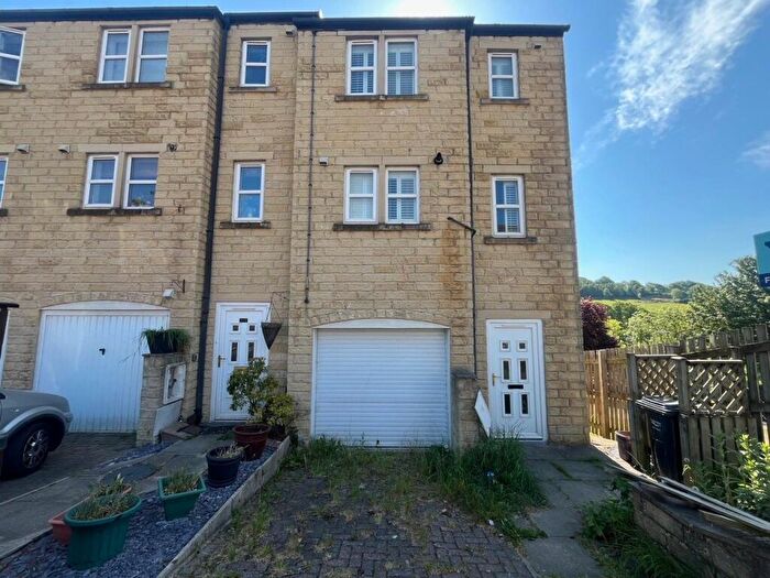 4 Bedroom End Of Terrace House For Sale In Daisy Hill Close, Luddendenfoot, Halifax, HX2