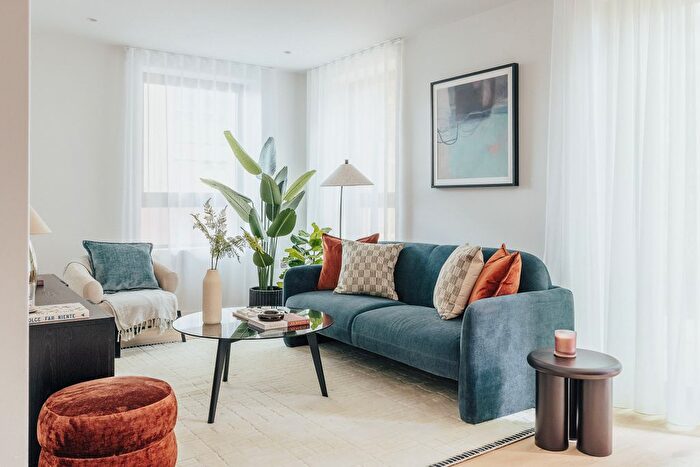 2 Bedroom Flat For Sale In Peninsula Gardens, Greenwich Peninsula, London, SE10