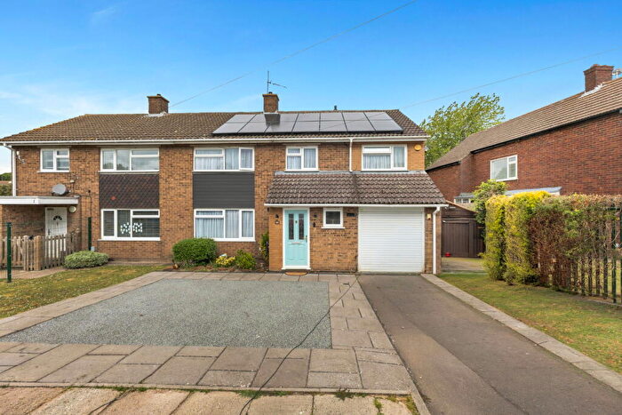 4 Bedroom Semi-Detached House For Sale In Hadrian Avenue, Dunstable, LU5
