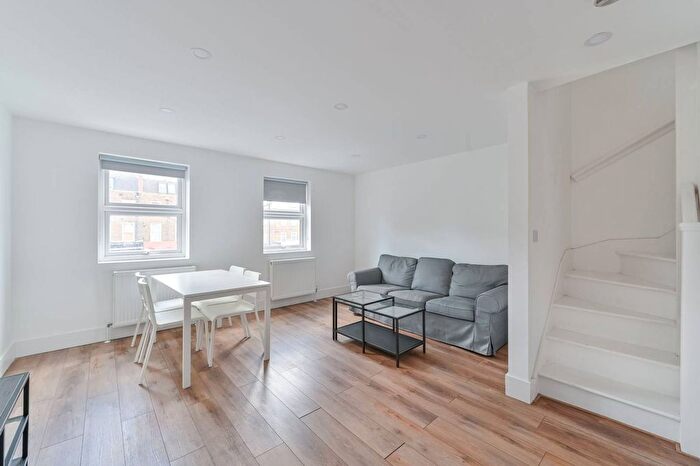 2 Bedroom Flat To Rent In Camberwell Road, Camberwell, London, SE5