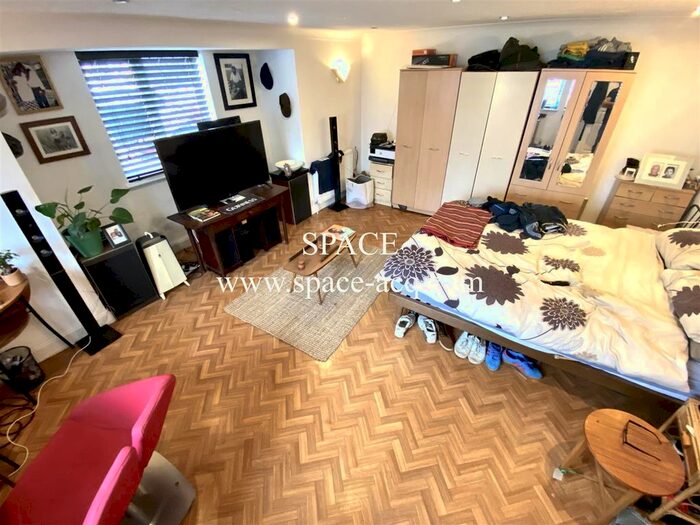 1 Bedroom Flat To Rent In Hollies Close, London, SW16