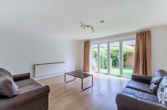 3 Bedroom House To Rent In St James's Road, Bermondsey, London, SE16