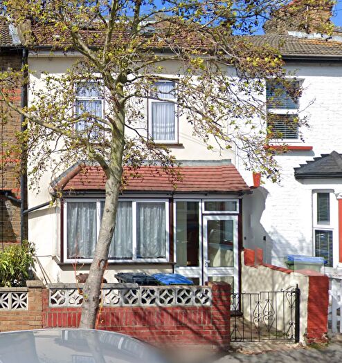 4 Bedroom Flat To Rent In Drapers Road, E15