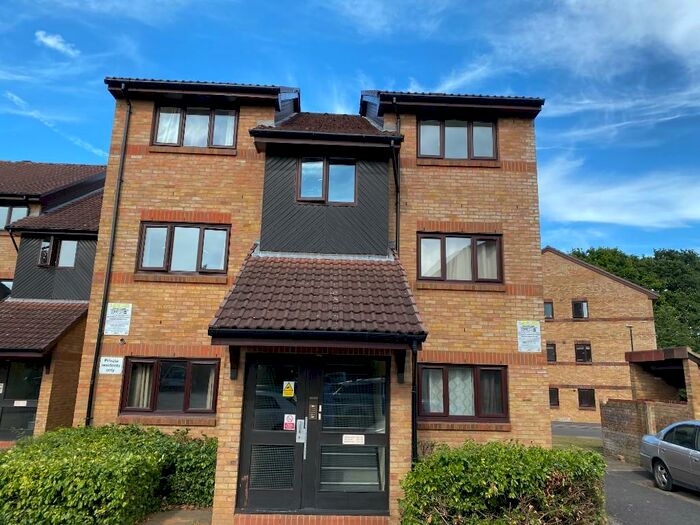 1 Bedroom Apartment To Rent In Littlebrook Avenue, Slough, Berkshire, SL2