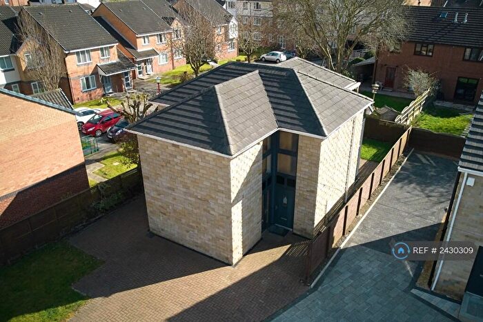 4 Bedroom Detached House To Rent In The Bungalows, Leeds, LS15