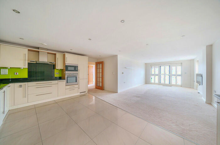 2 Bedroom Apartment For Sale In The Esplanade, Bognor Regis, West Sussex, PO21