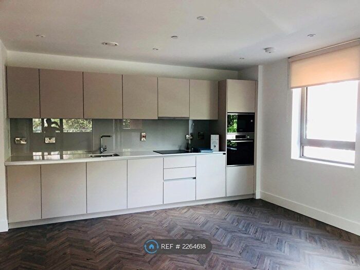 2 Bedroom Flat To Rent In Palladium Court, London, SW2
