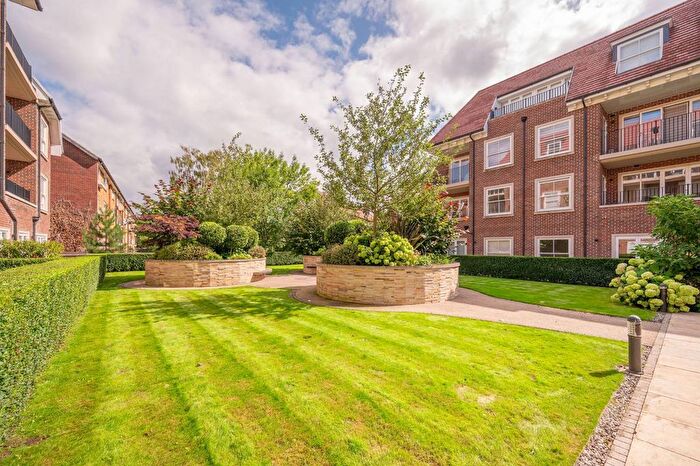 2 Bedroom Flat For Sale In Whetstone Square, Finchley, London, N20
