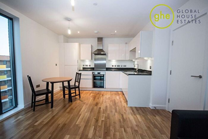 2 Bedroom Flat To Rent In Larkwood Avenue, Lewisham, London, SE10