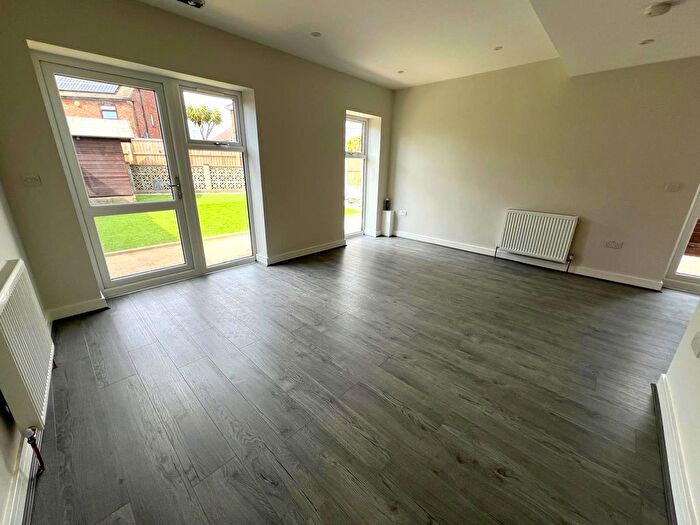 8 Bedroom Semi-Detached House To Rent In Dominion Way, Rainham, RM13