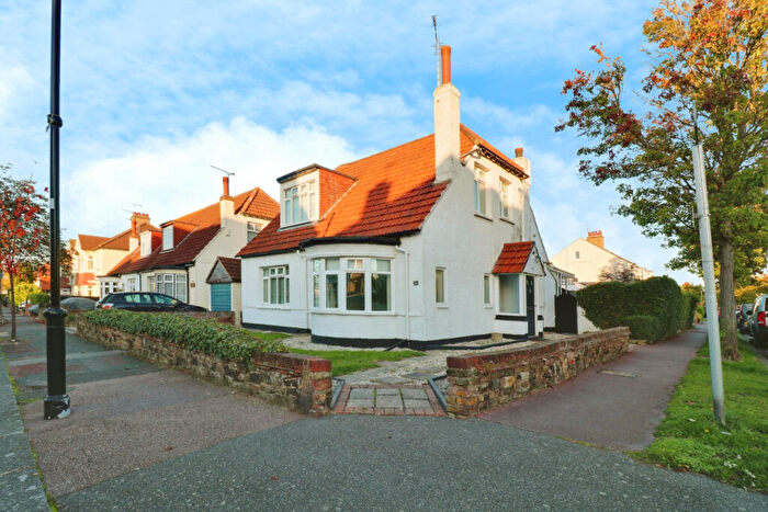 4 Bedroom Detached House To Rent In Stirling Avenue, Leigh-on-sea, SS9