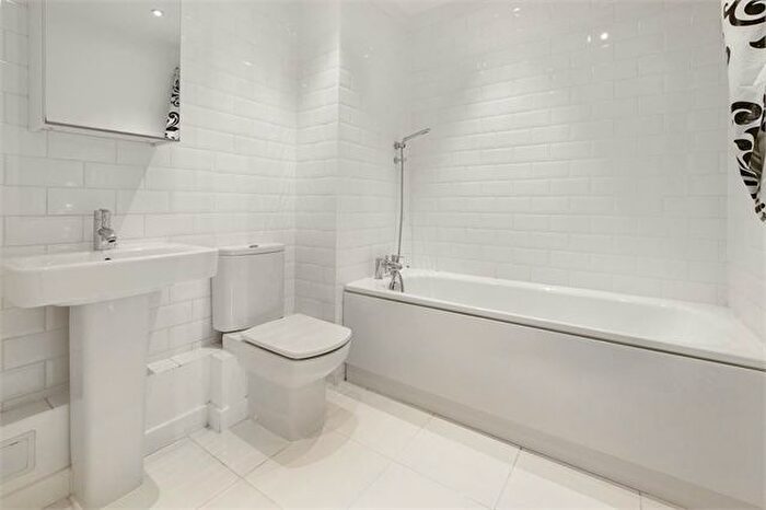 2 Bedroom Flat To Rent In Barge Walk, North Greenwich, London, SE10