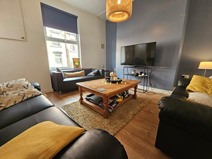 6 Bedroom House To Rent In Cliff Mount, Leeds, LS6