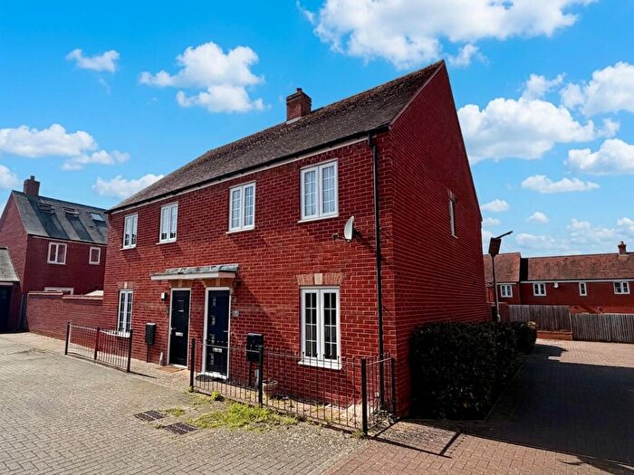 3 Bedroom Semi-Detached House For Sale In Turnside Street, Buckingham, MK18
