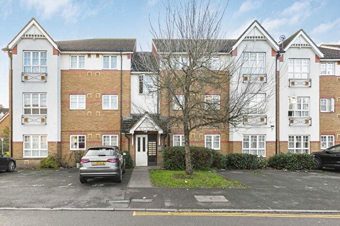 2 Bedroom Flat For Sale In Newcombe Gardens, Hounslow, TW4