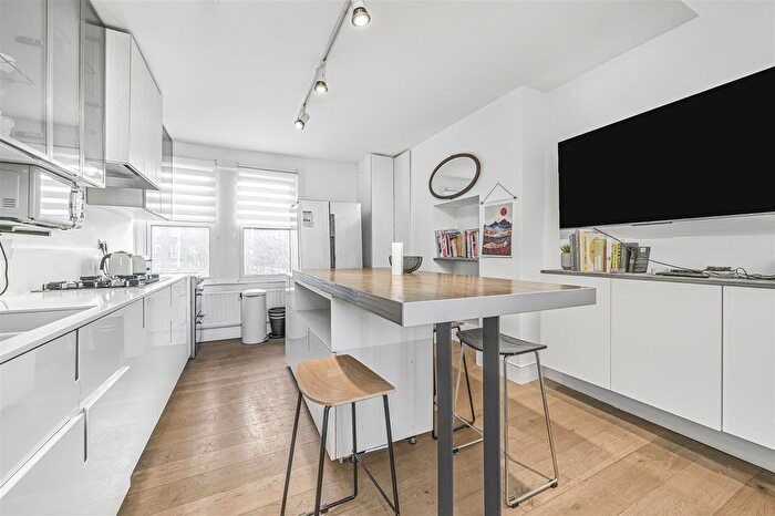 3 Bedroom Flat To Rent In Wandsworth Road, London, SW8