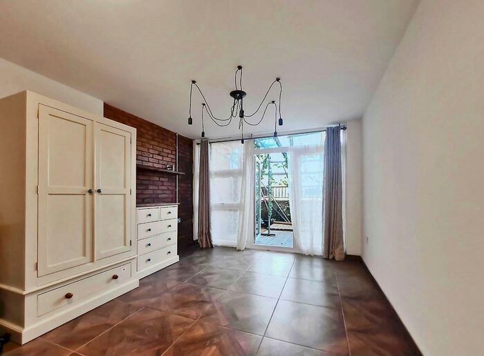 Studio To Rent In Grovelands Road, London, N15