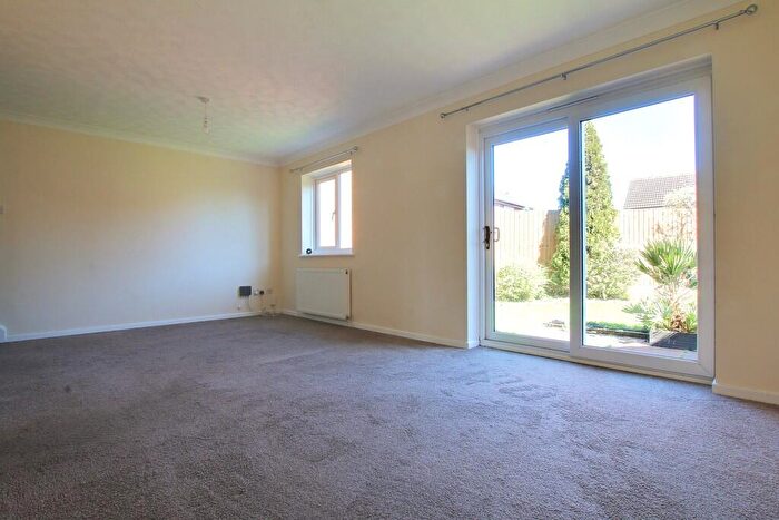 3 Bedroom Detached House For Sale In Kingfisher Close, Chatteris, PE16