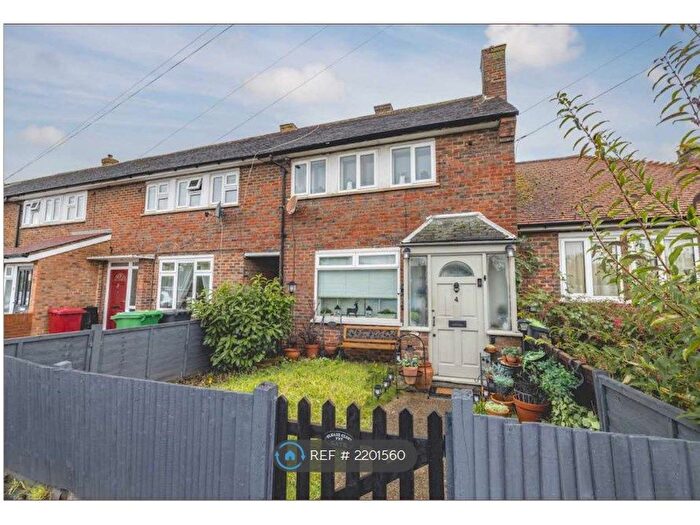 2 Bedroom End Of Terrace House To Rent In Meadow Road, Slough, SL3